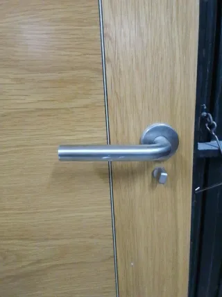 Puerta de madera moderna