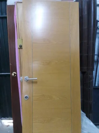 Puerta de madera moderna