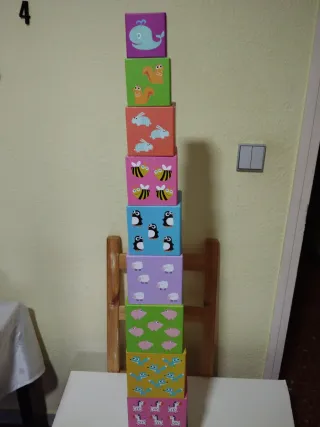 Cubos apilables de juguete con animales y números
