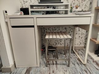 Escritorio y banqueta de metal y madera