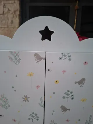 Armario de madera para muñecas