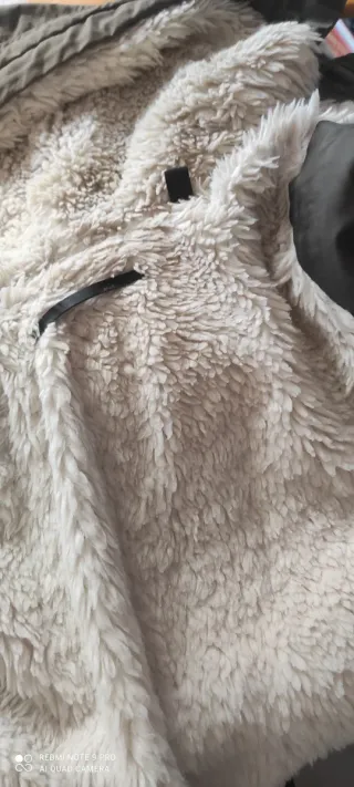 Abrigo Mango Verde Oliva con Capucha