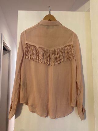 Camisa rosa con flecos