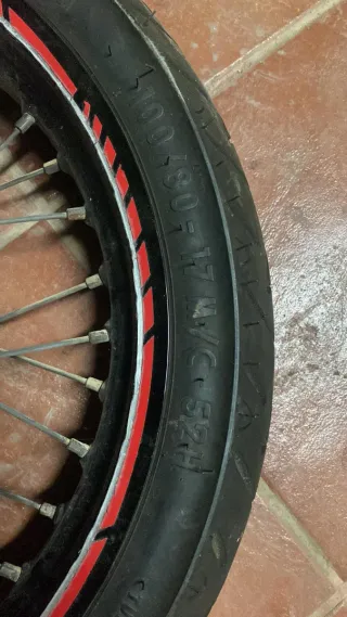 Ruedas de moto nuevas a estrenar