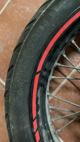 Ruedas de moto nuevas a estrenar