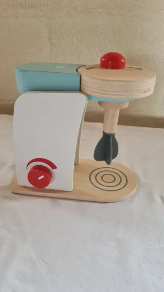 Cocinita de madera con accesorios