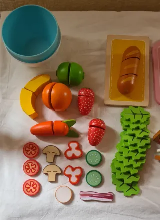 Cocinita de madera con accesorios