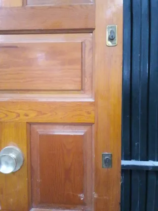 Puerta de madera de entrada