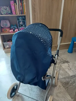 Carrito de muñecas azul con estrellas