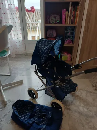 Carrito de muñecas azul con estrellas