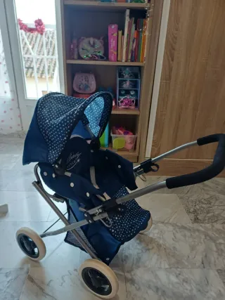 Carrito de muñecas azul con estrellas