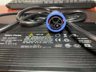 Cargador Batería SANS 71.4V-4A Moto eléctrica