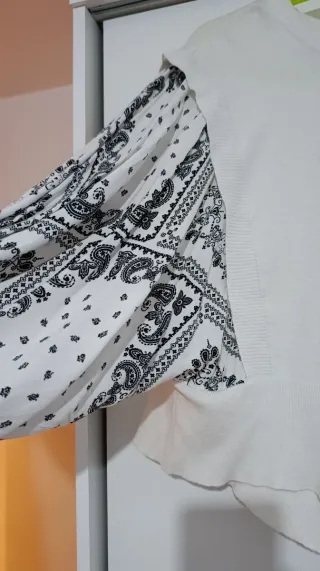 Blusa blanca mangas anchas estampado paisley