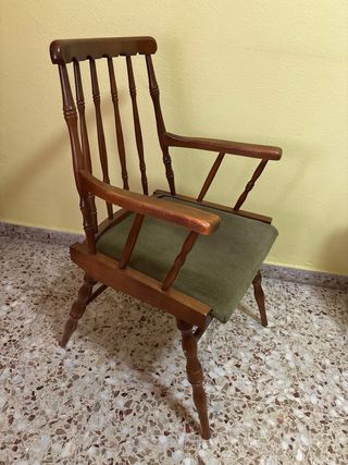 Silla de madera con asiento de pana