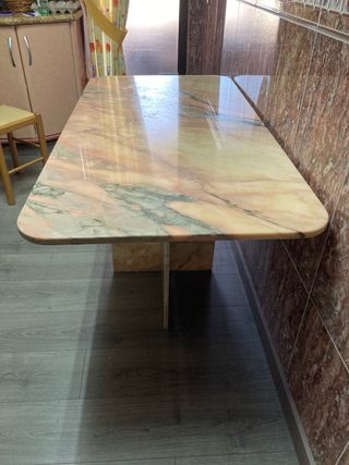 Mesa de mármol rosado