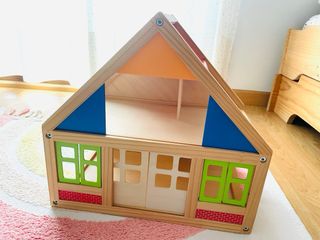 Casa de madera WOOMAX con figuras y muebles