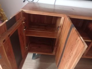 Mueble de madera Polque con detalles metálicos