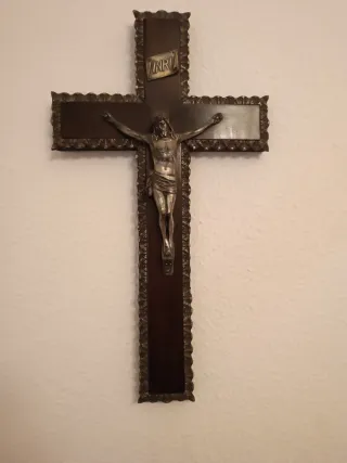 Crucifijo de madera y metal