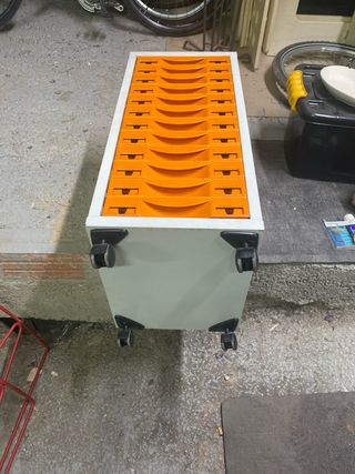 Mueble archivador naranja y blanco