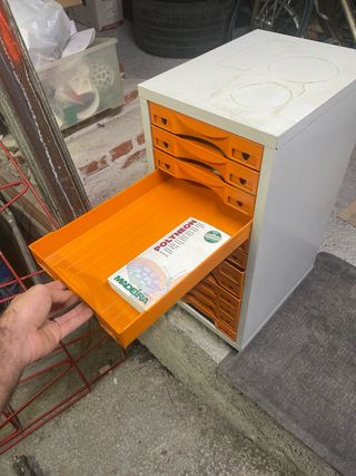 Mueble archivador naranja y blanco