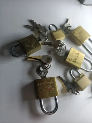 7 Lucchetti in ottone con chiavi