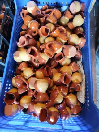 Jarro de barro artesanal de distintos tamaño