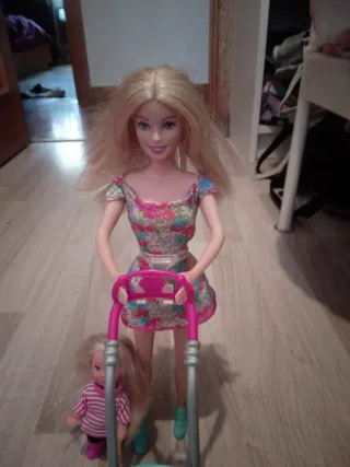 Barbie con carrito, muñeca y perros