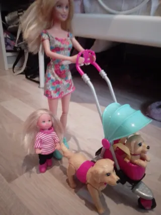 Barbie con carrito, muñeca y perros