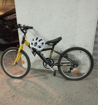 Bicicleta infantil BTWIN amarilla y negra.