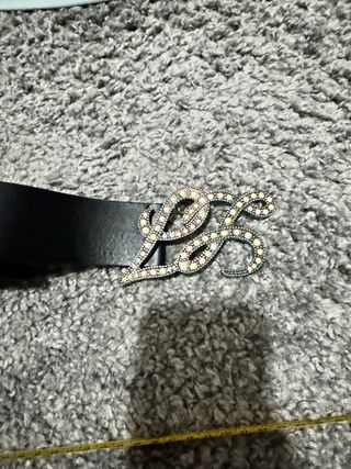 Cintura nera con fibbia a lettera S