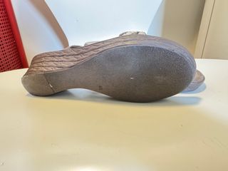 Sandalias cuña beige y marrón