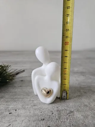 Statuetta moderna abbraccio cuore dorato