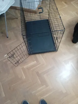 Jaula para perros y bandeja negra