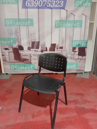 Silla de oficina negra apilable