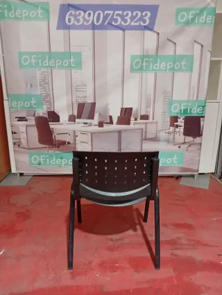 Silla de oficina negra apilable