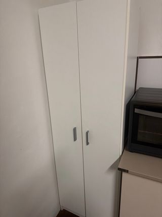 Armario blanco de madera