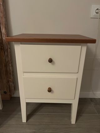 Mesita de noche blanca y madera Ikea