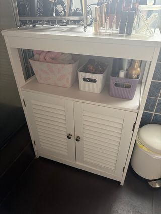 Armario de baño blanco y rosa