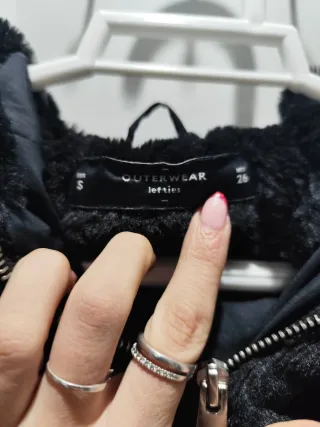 Abrigo negro de pelo con capucha