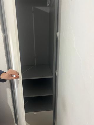 Armario seminuevo gris y blanco