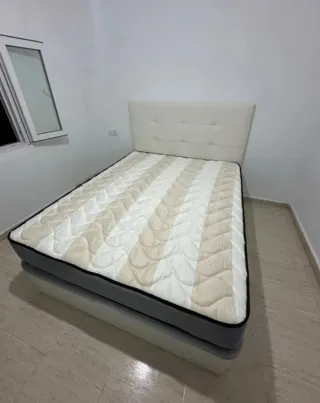 Canapé de madera con colchones viscoelástica