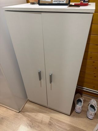 Zapatero blanco y beige