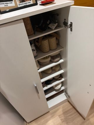 Zapatero blanco y beige