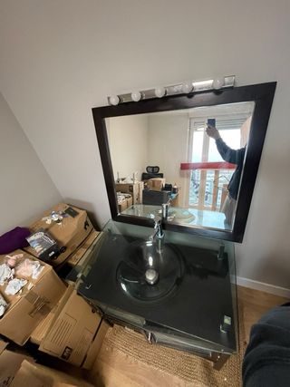 Mueble de baño con lavabo y espejo