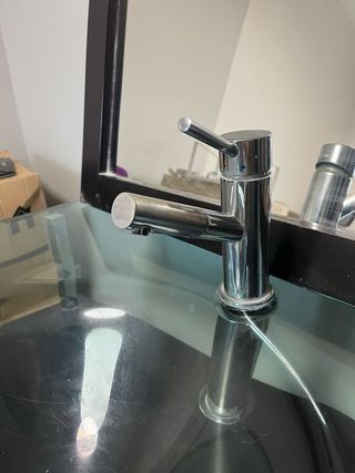 Mueble de baño con lavabo y espejo