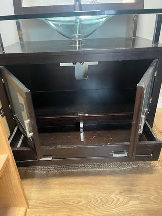 Mueble de baño con lavabo y espejo