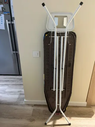 Tabla de planchar con diseño de botones