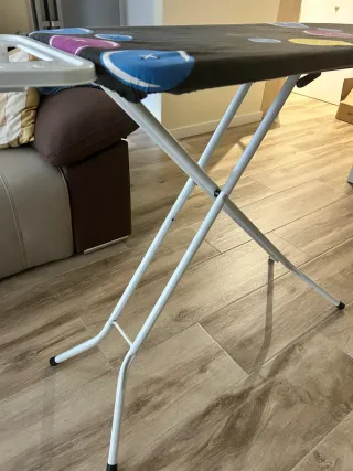 Tabla de planchar con diseño de botones