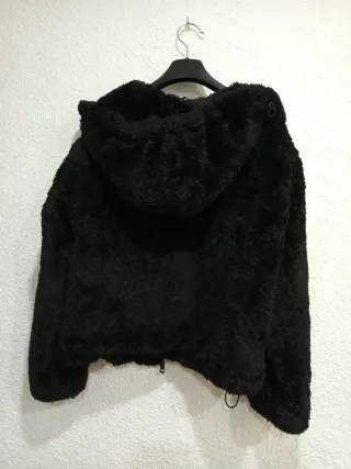 Cazadora pelo negra con capucha