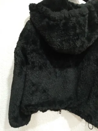 Cazadora pelo negra con capucha
